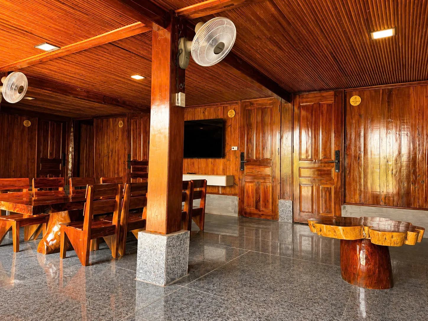 COMBO TRỌN GÓI ĂN & Ở 4 NGÀY 3 ĐÊM VILLA NHÀ GỖ VIEW BIỂN — TẦNG 1 18NL 4