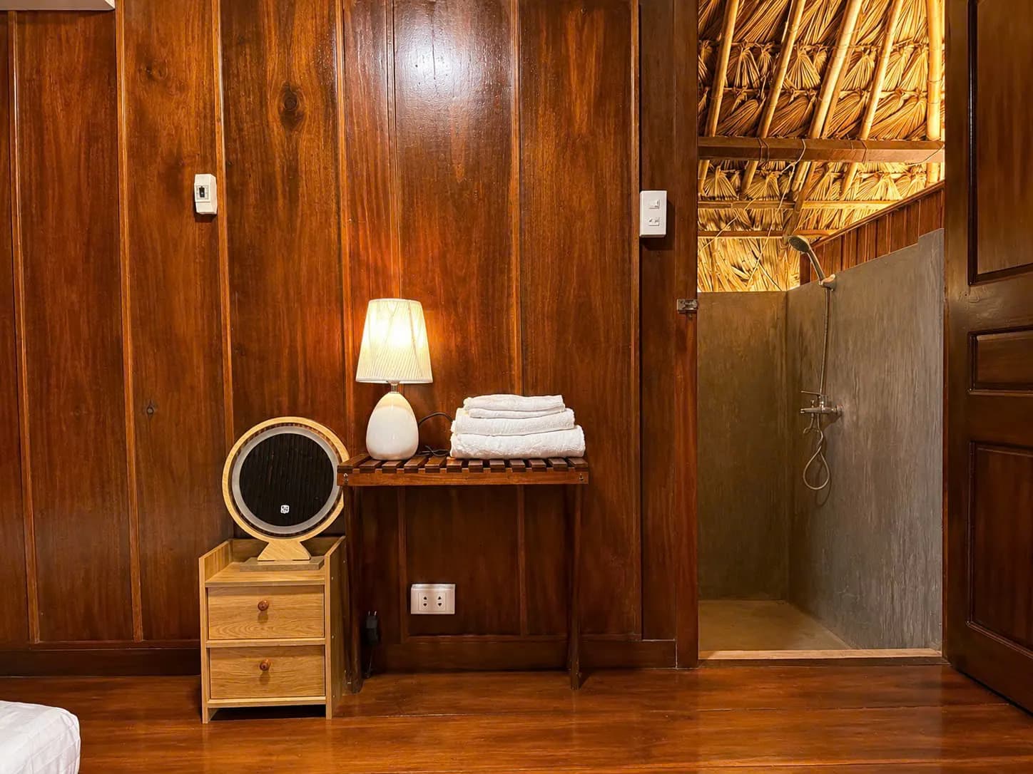 COMBO TRỌN GÓI ĂN & Ở 2 NGÀY 1 ĐÊM VILLA NHÀ GỖ VIEW BIỂN — CẢ CĂN 38NL 19