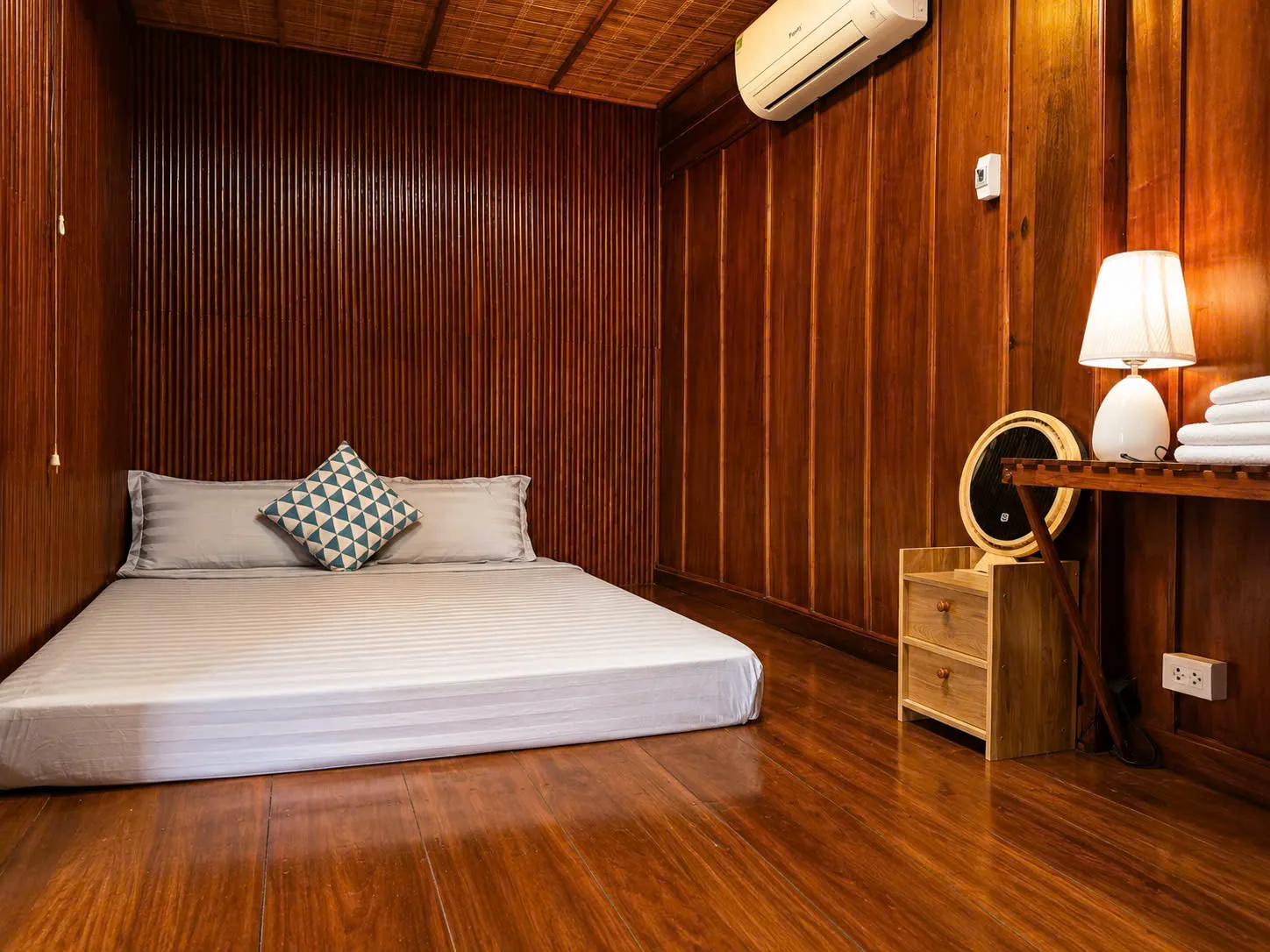 COMBO TRỌN GÓI ĂN & Ở 2 NGÀY 1 ĐÊM VILLA NHÀ GỖ VIEW BIỂN — CẢ CĂN 38NL 21