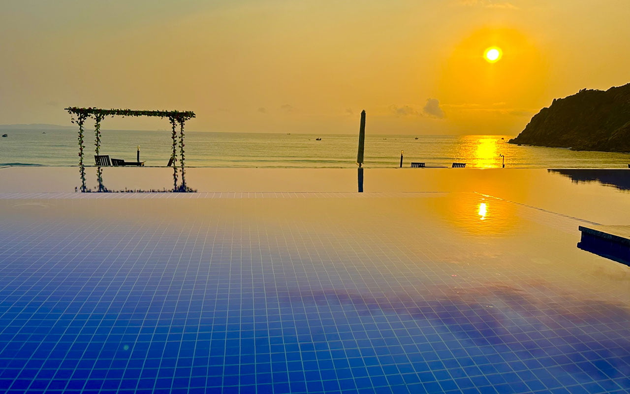 Hoa Loi resort features a beautiful and mesmerizing infinity pool that captivates tourists' hearts